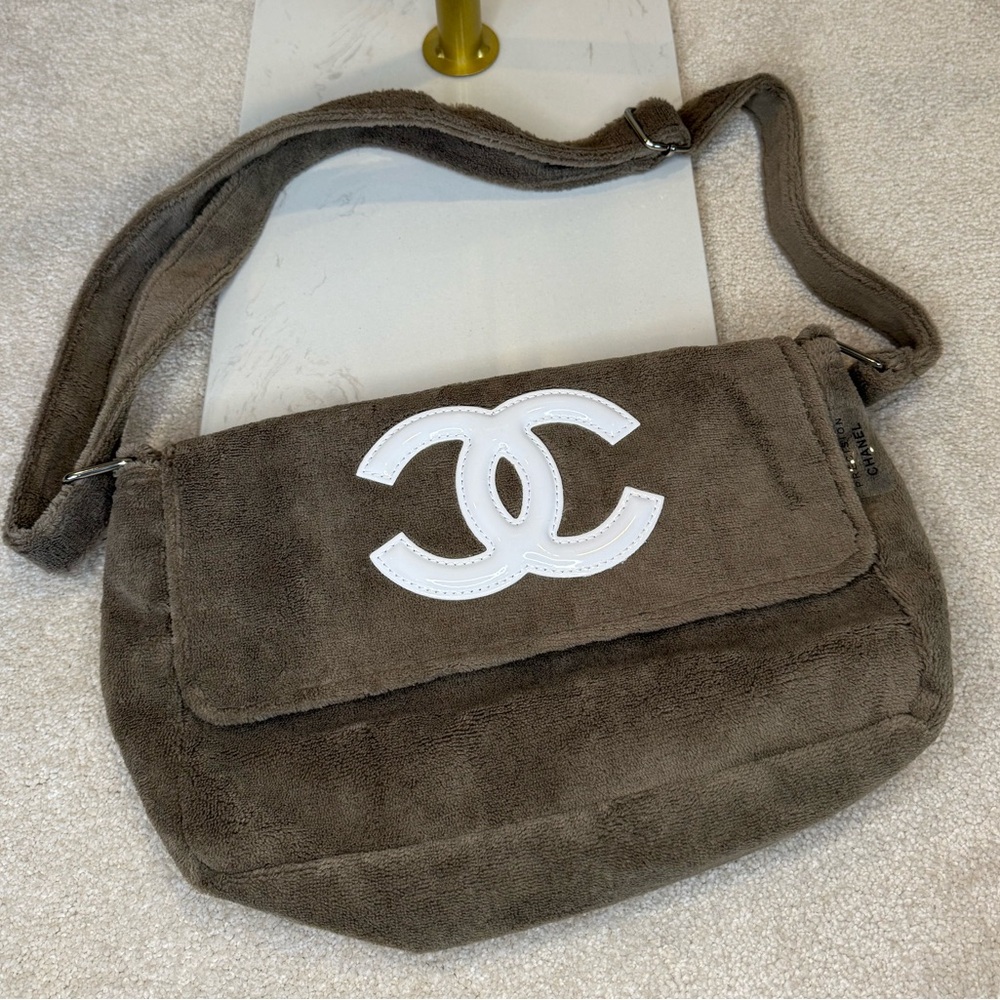 Chic Brown Shoulder Bag with Iconic Logo
